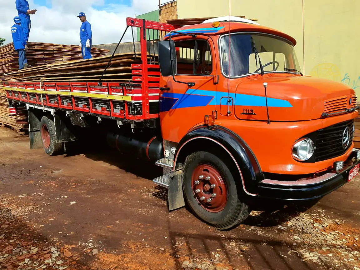 Caminhão carregado de madeira para entrega