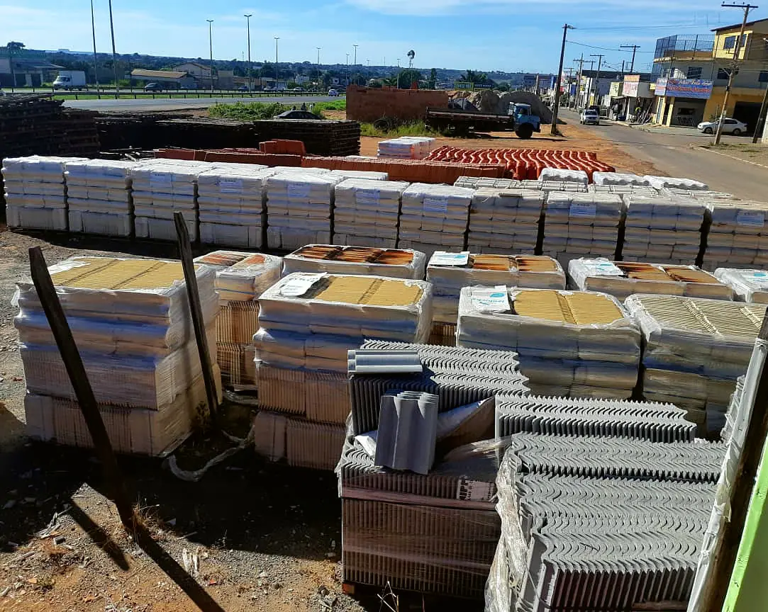 Telhas de concreto no pátio