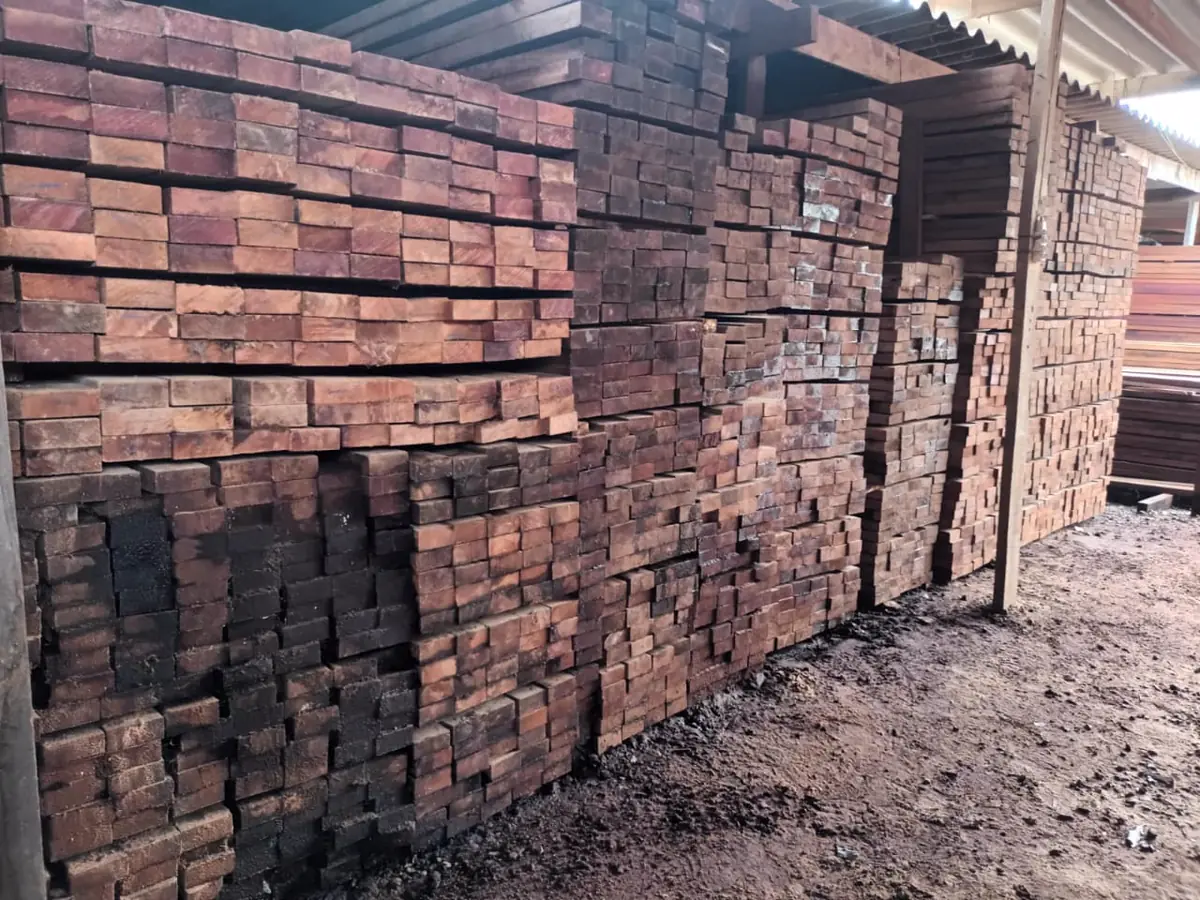 Pilhas de madeira no depósito