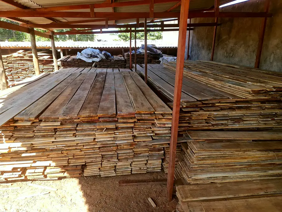 Tábuas empilhadas no galpão da loja